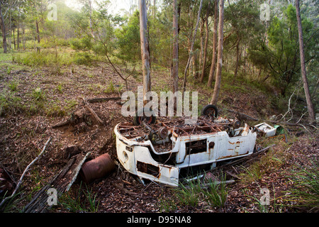 Verlassene weiße rosten Camper van Wrack in einem Wald in den australischen Busch Stockfoto