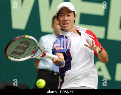 Halle Westfalen, Deutschland. 12. Juni 2013. Japanische Tennisspielerin Kei Nishikori spielt den Ball in einem Match gegen den russischen Youzhny beim ATP-Turnier in Halle /Westphalia, Deutschland, 12. Juni 2013. Foto: OLIVER KRATO/Dpa/Alamy Live News Stockfoto