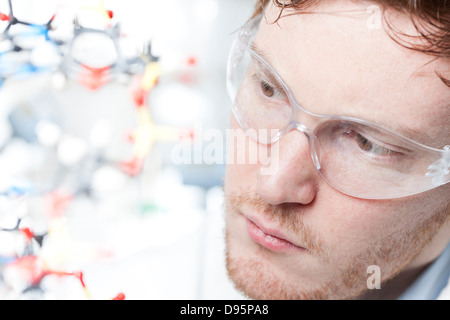 Deutschland, Nachwuchswissenschaftler mit DNA-Modell Stockfoto