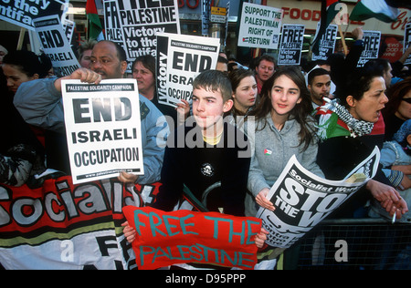 Demo außerhalb der israelischen Botschaft in London gegen die Einfälle in palästinensisches Gebiet, 6. April 2002, London, UK. Stockfoto