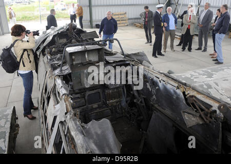 Nordholz, Deutschland. 11. Juni 2013. Mitarbeiter des Museums und Mitglieder der Presse untersuchen das Wrack des zweiten Weltkriegs shipborne Flugzeuge Arado Ar 196 von der ehemaligen deutschen Marine Kreuzer "Prinz Eugen" an die "Deutsche Luftschiff Und Marinefliegermuseum" Aeronauticum, das deutsche Museum für Luft- und Raumfahrt, Marine Flugzeuge in Nordholz, Deutschland, 11. Juni 2013. Der Tiefdecker-Flugzeug wurde über ein Katapult vom Deck der Marine Kreuzer in Schlachten während des zweiten Weltkriegs ins Leben gerufen. Nach umfangreiche Restaurierungsarbeiten ist die Neuanschaffung für das Museum nun rund um für die Besucher der Aeronau zur Schau gestellt werden Stockfoto