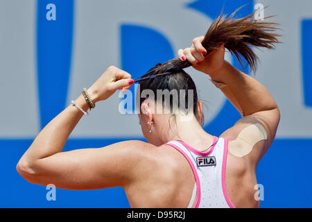 Nürnberg, Deutschland. 12. Juni 2013. Serbische Tennisspielerin Jelena Jankovic fesselt ihr Haar im Match gegen Rus aus den Niederlanden beim WTA-Turnier in Nürnberg, 12. Juni 2013. Foto: DANIEL KARMANN/Dpa/Alamy Live News Stockfoto