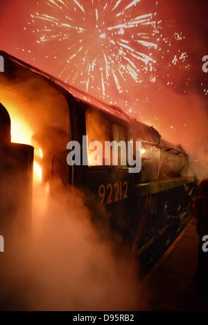 Der erste Golden Arrow-Service auf der neu ausgebauten Bluebell Railway am Abend des 23. März 2013. Stockfoto