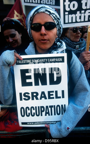 Demo außerhalb der israelischen Botschaft in London gegen die Einfälle in palästinensisches Gebiet, 6. April 2002, London, UK. Stockfoto