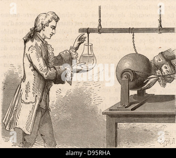 Der Ursprung der Leyden Jar. Andreas Cuneus (1712-1778), deutscher Jurist und Wissenschaftler im Labor von Pieter von musschenbroek (1692-1761), ist der Versuch Wasser in einer Flasche mit der Gebühren, die die Reibung aus einem Glas Globus statische elektrische Maschine erstellt, Leiden, 1746 enthaltenen zu elektrifizieren. Musschenbroek wiederholte das Experiment und wurde von der elektrischen Schlag erhielt er überrascht. Gravur von "Strom in den Dienst des Menschen" von Amédée Guillemin (London, 1891). Stockfoto