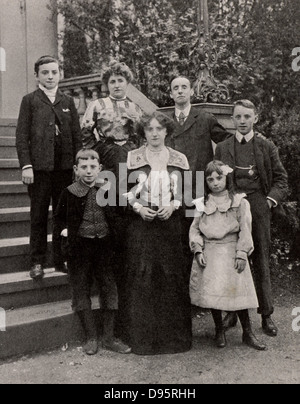 Dan Leno (1860-1904) George Wild Galvin geboren. Beliebte English cockney Komiker und Pantomime Dame. Leno mit seiner Frau und Familie im Jahr 1903 nach seiner Genesung von Krankheit. Stockfoto