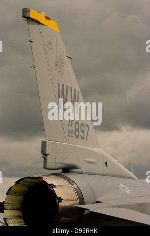 A der Schweif Ebene hautnah und Auspuff Düse ein USAF f-16 Kampfjets. Stockfoto
