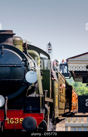 Der Bluebell Railway in East Sussex. Ein Zug anschickt, Sheffield Park für East Grinstead gebunden zu verlassen. Stockfoto