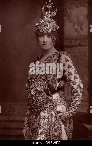 Sarah Bernhardt (1844-1923), französische Schauspielerin, verbreitete die größte Schauspielerin ihrer Zeit in jeder Sprache zu sein. Von "Das Kabinett Portrait Gallery' (London, 1890-1894). Nach woodburytype Foto W&D Downey. Stockfoto