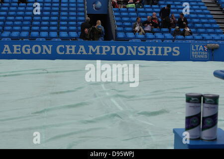 London, England. 12. Juni, 13. Regen Sie verzögert auf Tag 3 der The Aegon Championships von der The Queen Club in West Kensington. Stockfoto