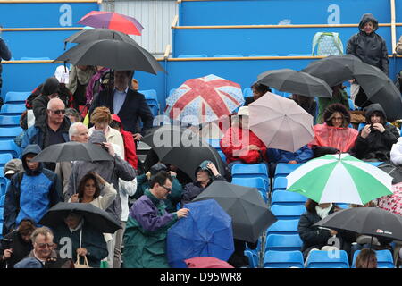 London, England. 12. Juni, 13. Regen Sie verzögert auf Tag 3 der The Aegon Championships von der The Queen Club in West Kensington. Stockfoto