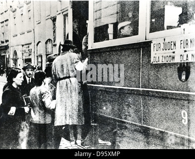 Deutschland durchgesetzt Antisemitismus im besetzten Polen. Die Fluggäste eine Straßenbahn in Warschau, die einen Abschnitt nur Juden auf der linken Seite durchgeführt. 1940-1942. Stockfoto