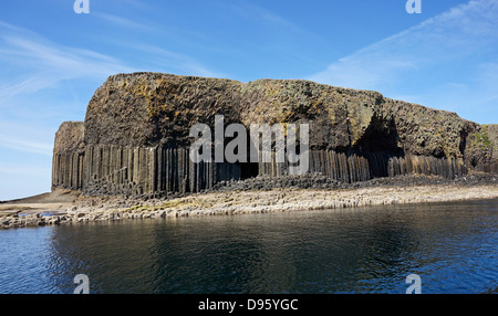 Blick vom Südosten der Insel Staffa in den Inneren Hebriden Schottlands mit Fingal's Cave Zentrum Stockfoto