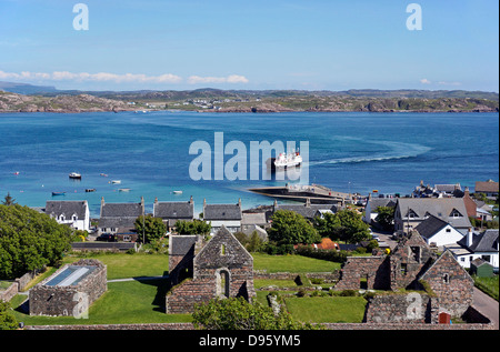 Caledonian MacBrayne Auto und Personenfähre Loch Buie nähert sich den Pier am Baile Mor auf Isle of Iona von Fionnphort Mull Stockfoto