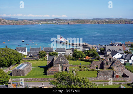 Caledonian MacBrayne Auto und Personenfähre Loch Buie Verschiebung an der Pier in Baile Mor auf Isle of Iona von Fionnphort Mull Stockfoto