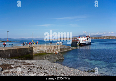 Caledonian MacBrayne Auto und Personenfähre MV Loch Buie Annäherung an Pier Baile Mor Isle of Iona Inneren Hebriden Schottland Stockfoto