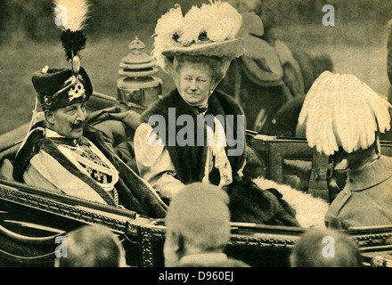 Wilhelm II. (1859-1941), Kaiser von Deutschland von 1888-1919, in der Uniform der Totenkopf (deathshead) Husaren Reiter in einem offenen Wagen mit seiner Gemahlin, Kaiserin Augusta Victoria. Stockfoto