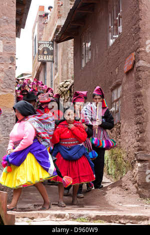 Musik und Tanz Festival, Menschen der Insel Taquile Tracht, Titicacasee, Peru Stockfoto