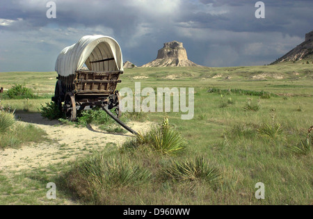 Restaurierte Conestoga Wagon an Scotts Bluff National Monument auf dem Oregon Trail in Nebraska. Digitale Fotografie Stockfoto