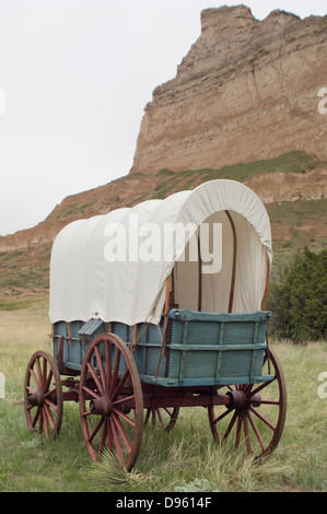 Planwagen Replikat auf dem Oregon Trail, Scotts Bluff National Monument, Nebraska. Digitale Fotografie Stockfoto