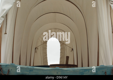 Planwagen Innenraum auf dem Oregon Trail, Scotts Bluff National Monument, Nebraska. Digitale Fotografie Stockfoto