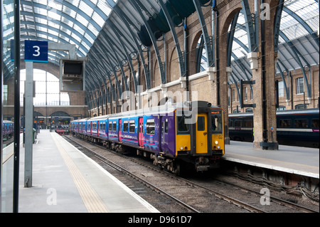 First Capital Connect-Klasse 317 Personenzug wartet am Bahnhof Kings Cross Railway, London, England. Stockfoto