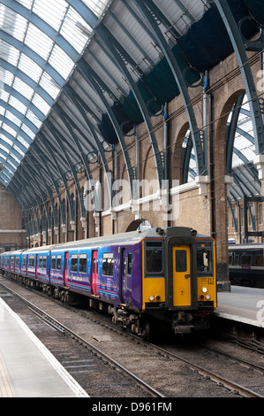 First Capital Connect-Klasse 317 Personenzug wartet am Bahnhof Kings Cross Railway, London, England. Stockfoto