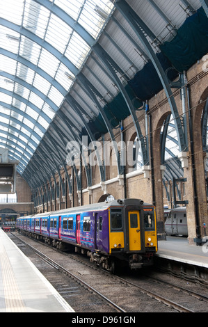 First Capital Connect-Klasse 317 Personenzug wartet am Bahnhof Kings Cross Railway, London, England. Stockfoto