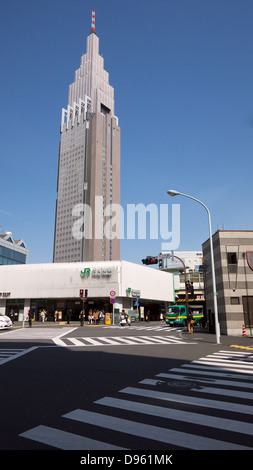 JR-Bahnhof Yoyogi mit NTT Docomo Yoyogi Gebäude in den Rücken Stockfoto