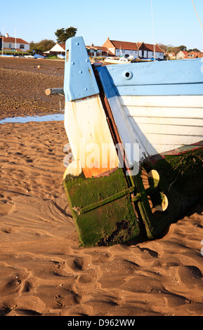 Das Heck ein Klinker gebaut Küstenfischerei Boot bei Ebbe am Burnham Overy Staithe, Norfolk, England, Vereinigtes Königreich. Stockfoto