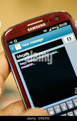 SMS-Bildschirm hautnah im Handy Stockfoto