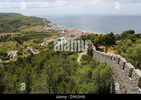 Blick auf die Küste Stadt Sesimbra in Portugal Stockfoto
