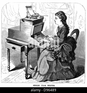 Frau mit Schreibmaschine von dem amerikanischen Erfinder Christopher Latham Sholes (1819-1890). Vorläufer des 20. Jahrhunderts, Schlüssel hatte Klavier Aktion und der Schlitten bewegt ein Raum nach links für jeden Charakter hatte Struck und Tastatur QWERTY-Layout. Sholes ausverkauft Remington im Jahre 1874. Von "Scientific American" (New York 1872). Holzstich. Stockfoto