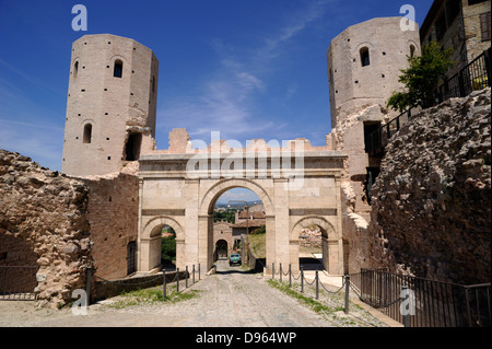 Italien, Umbrien, Spello, Porta Venere, das antike römische Tor und die Türme von propertius Stockfoto