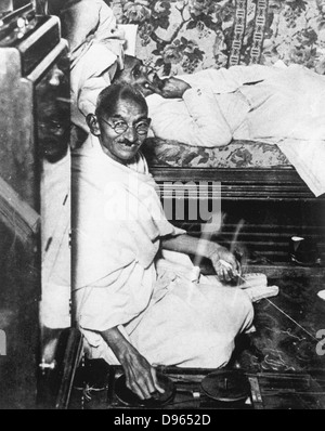 Mohondas Karamchand Gandhi (1869-1948), bekannt als Mahatma (große Seele). Indische nationalistischen Führer. Hier arbeitet er an seinem Spinnrad, eine symbolische Aufgabe er fast täglich durchgeführt. Stockfoto