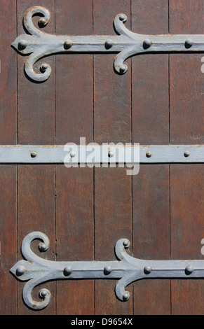 Antike Tür Hintergrund mit massiven Metallscharniere in Brügge, Belgien. Stockfoto