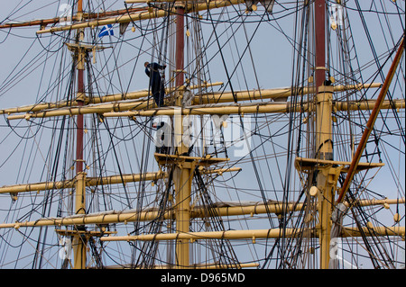 Segler in der Takelage des Veteranen norwegischen Großsegler, die Georg Stage in Lerwick festgemacht Hafen Shetland Stockfoto