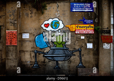 Roboter und Raumschiff Graffiti in Gasse in der Nähe von Sampeng-Markt bei Yaowarat, Chinatown Stockfoto