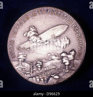 Zeppelin Luftschiff in Aktion während des Ersten Weltkrieges Rückseite der Medaille zum Gedenken an Ferdinand Graf von Zeppelin (1838-1917), deutscher Offizier in der Armee. Stockfoto