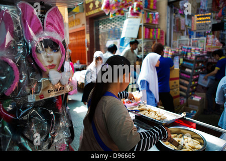 Die Sampeng-Markt, Chinatown, Bangkok, Thailand ist vollgepackt mit Shopper und Streetfood-Carts und Trolleys. Stockfoto