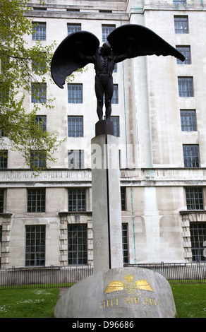 Fleet Air Arm Skulptur Denkmal von James Butler in Victoria Embankment Gardens in London UK Stockfoto