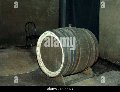 Alte Weinfässer, Weinkeller in Industrie-Zimmer Stockfoto