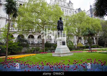 Whitehall Gardens am Victoria Embankment mit William Tyndale Statue - London-UK Stockfoto