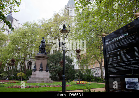 Whitehall Gardens Eingang am Victoria Embankment mit General Sir James Outram Statue - London-UK Stockfoto