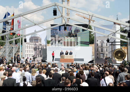 Beauftragter der Bundesregierung für Kultur und Medien Bernd Neumann (C, CDU) zusammen mit Peter Ramsauer, Federal Secretary Of Housing And Urban Development und Berlins Bürgermeister Klaus Wowereit (R, SPD) bei der Grundsteinlegung der erste Grundstein für das Berliner Schloss in Berlin, Deutschland, 12. Juni 2013 abgebildet sind. Foto: MAURIZIO GAMBARINI Stockfoto