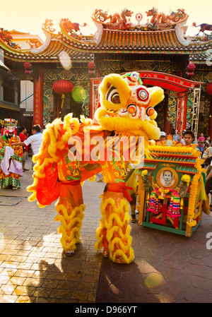 Festlichkeiten außerhalb Wat Mangkon Tempel während Chinese New Year in Bangkok Stockfoto