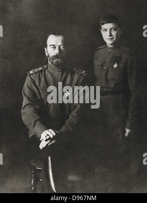 Nikolaus II. (1868-1918) Zar von Russland von 1894 und sein Sohn Alexei, Militär uniform, 1915 Stockfoto