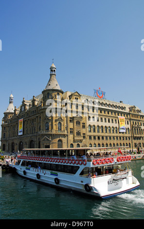 ISTANBUL, TÜRKEI. Der imposante neoklassische Haydarpasa Bahnhof in Kadiköy auf der asiatischen Ufer des Bosporus. Stockfoto