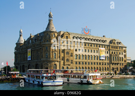 ISTANBUL, TÜRKEI. Der imposante neoklassische Haydarpasa Bahnhof in Kadiköy auf der asiatischen Ufer des Bosporus. Stockfoto