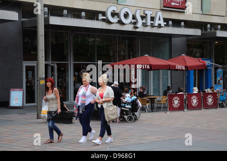 Drei Frauen vorbeigehen Costa Coffee-Shop in St. Enoch Square, Glasgow, Schottland, UK Stockfoto
